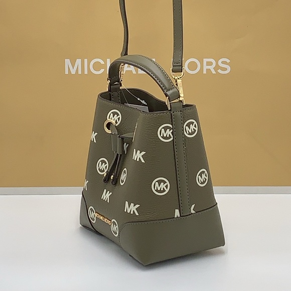 MICHAEL KORS
Mercer Small Logo Embossed Leather Bucket Bag
COLOR OLIVE
NWT - Picture 13 of 16